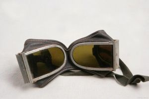  护目镜镜片加硬、防起雾处理工艺的特点？